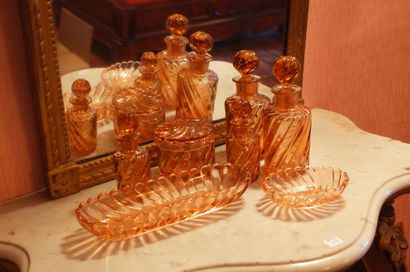 Lot de flacons de salle de bain, verre rose.

Certains...