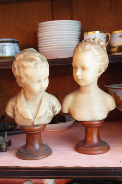 Deux bustes en cire d'enfants

Hauteur :...