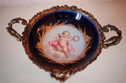NON VENU
Coupe en porcelaine à décor d'un...