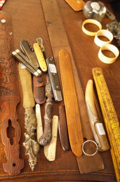 Lot de couteaux divers et coupes papier