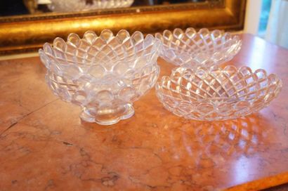 Quatre coupes en cristal signées Baccarat...