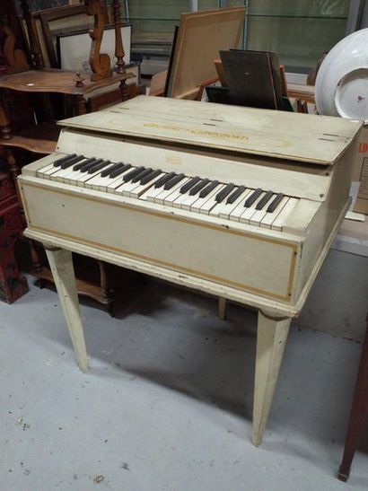 Clavichord Grunert en bois laqué crème reposant...