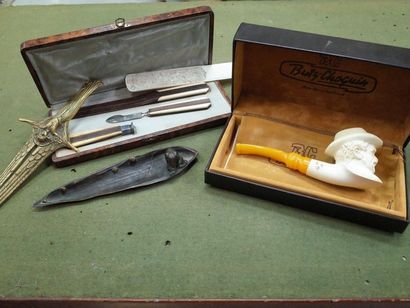 Lot d'objet comprenant coupe-papier, pipes...