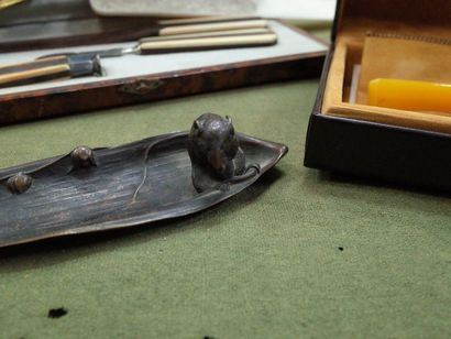Lot d'objet comprenant coupe-papier, pipes...