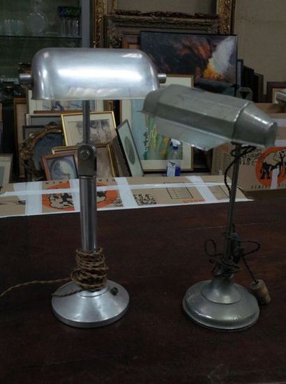 Deux lampes de bureau en métal. première...