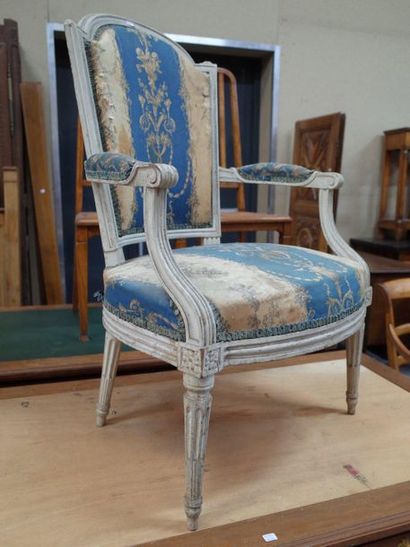 Fauteuil en bois relaqué mouluré et sculpté,...