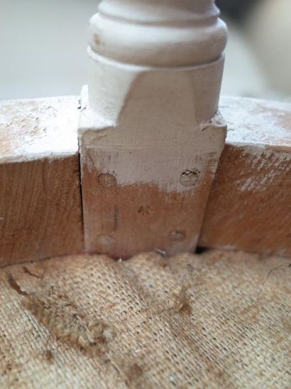 Fauteuil en bois relaqué mouluré et sculpté,...