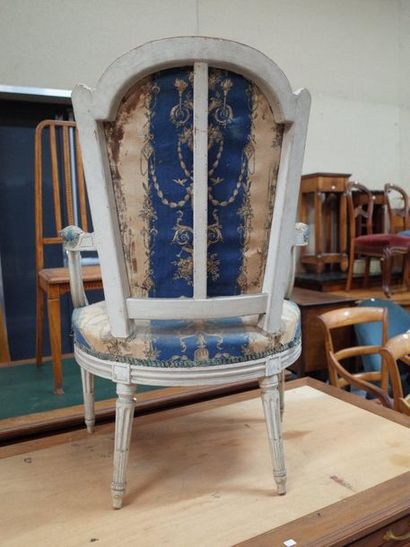 Fauteuil en bois relaqué mouluré et sculpté,...