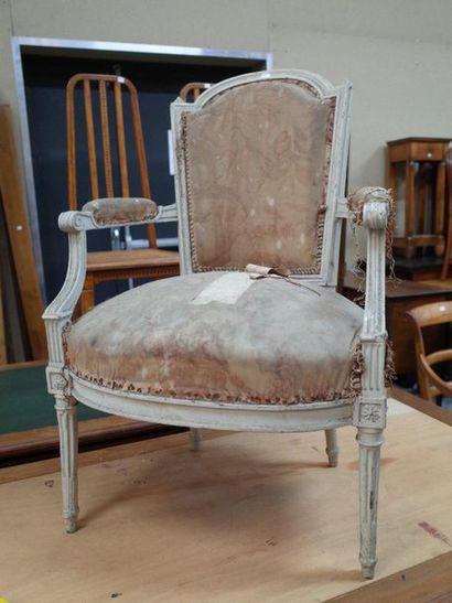Fauteuil en bois relaqué mouluré et sculpté,...