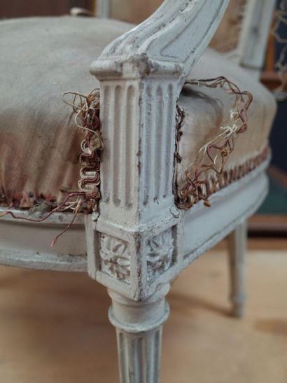 Fauteuil en bois relaqué mouluré et sculpté,...