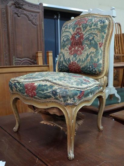 Chaise en bois doré mouluré et sculpté, garniture...