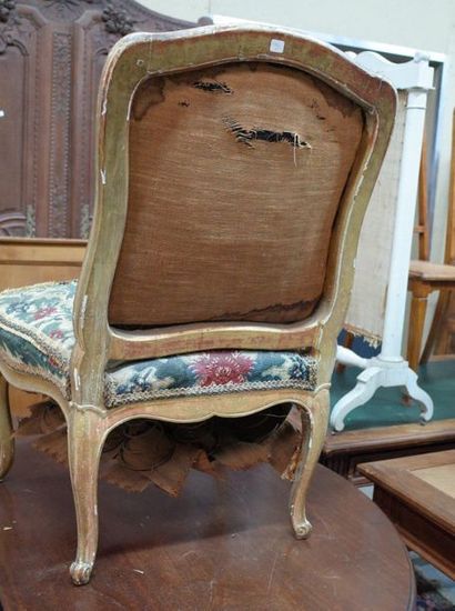 Chaise en bois doré mouluré et sculpté, garniture...