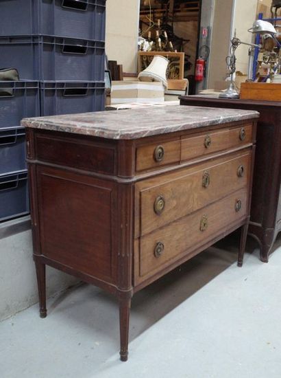 Commode à cinq tiroirs en acajou et placage...
