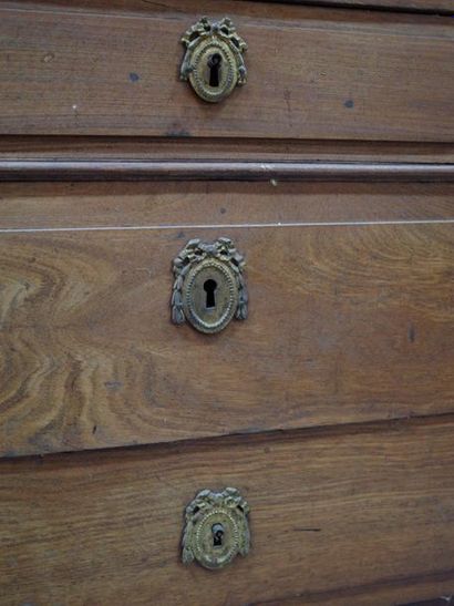 Commode à cinq tiroirs en acajou et placage...