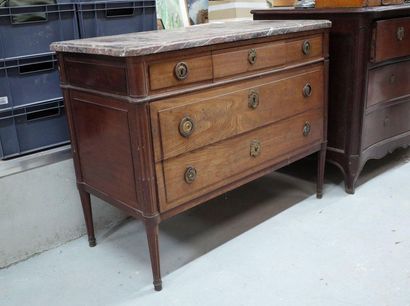 Commode à cinq tiroirs en acajou et placage...