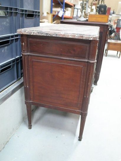 Commode à cinq tiroirs en acajou et placage...