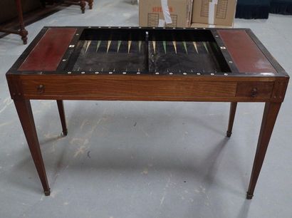 Table de jeu, dite Tric-Trac en acajou et...