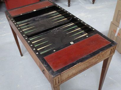 Table de jeu, dite Tric-Trac en acajou et...