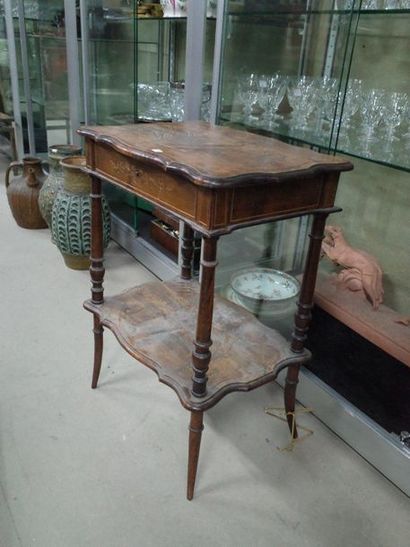 Petite table à ouvrages de style Louis XV...