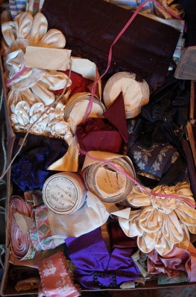 Batch of laces, trimmings and ribbons