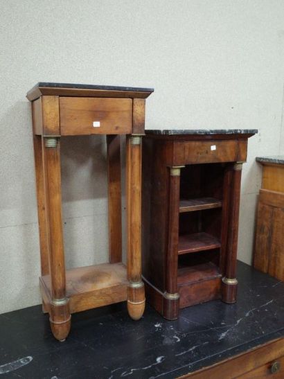 Table de chevet en acajou et placage d'acajou...
