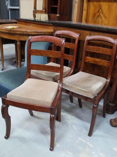 Trois chaises barrettes en bois naturels...