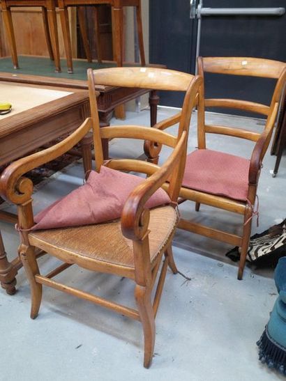 Deux fauteuils à crosse en noyer et bois...
