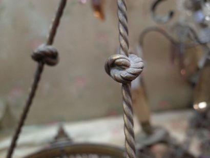 Lustre en bronze, attaches en forme de cordes...