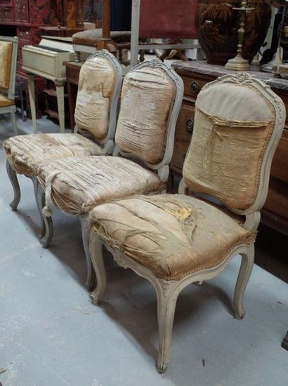 Trois chaises de style Louis XV en bois rechampi...