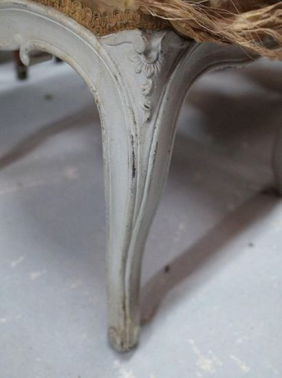 Trois chaises de style Louis XV en bois rechampi...