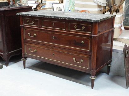 Commode à trois tiroirs, le tiroir supérieur...
