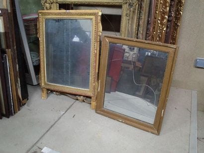 Deux glaces en bois doré de style Louis XVI...