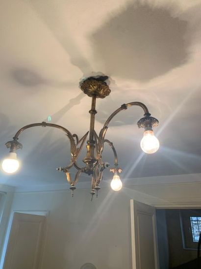 Lustre en bronze à trois bras de lumières.

Manque...