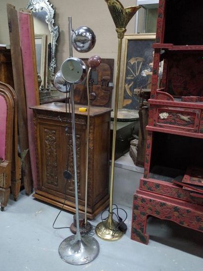Trois lampadaires en métal chromé et bro...