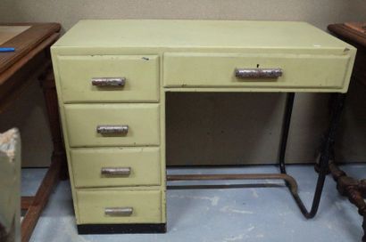 Petit bureau métallique à casier à quatre...