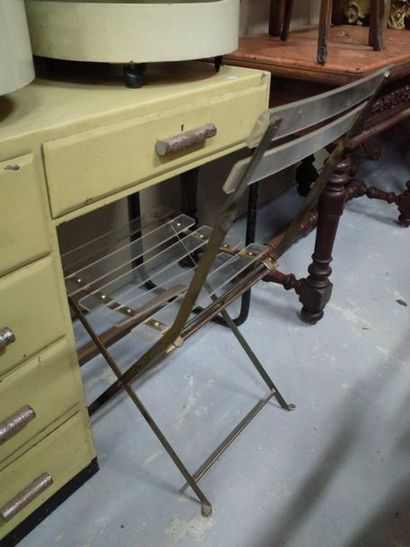 Petit bureau métallique à casier à quatre...