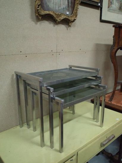 Trois tables gigognes en métal et verre.

40,5...