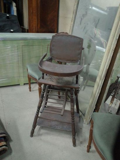 Chaise de bébé en bois naturel.