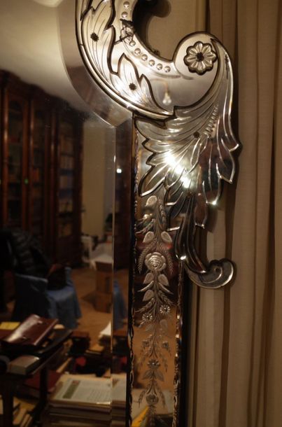 Une importante glace en verre de Murano....