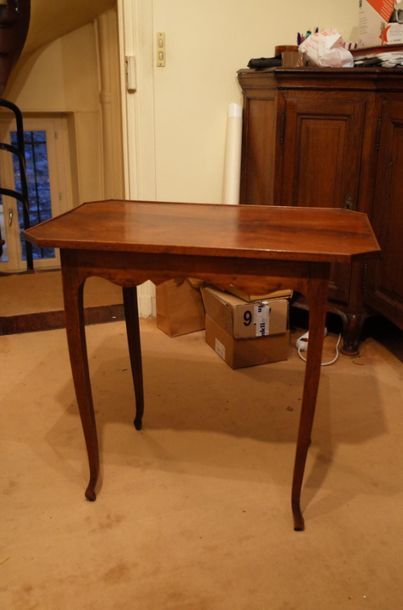 Petite table de salon en noyer.

Style Louis...