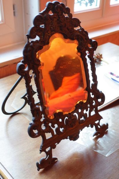 Miroir de table de style Renaissance en bronze.

Hauteur...