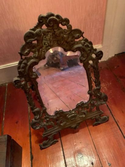 Miroir de table de style Renaissance en bronze.

Hauteur...