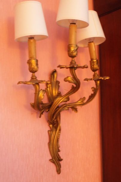 Suite de quatre appliques en bronze doré...