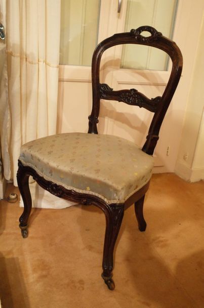 Quatre chaises en bois naturel de style Louis...
