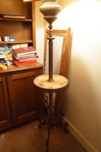 Lampadaire en bronze, plateau en onyx