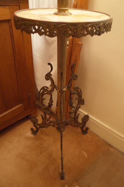 Lampadaire en bronze, plateau en onyx