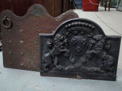 Deux plaques de cheminée en fonte, l'une...