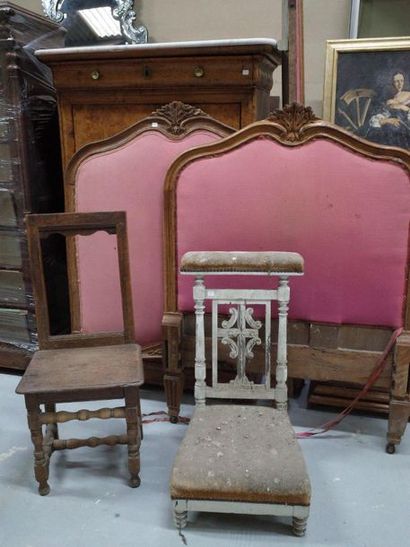 Un prie-dieu, une chaise Lorraine et un bois...