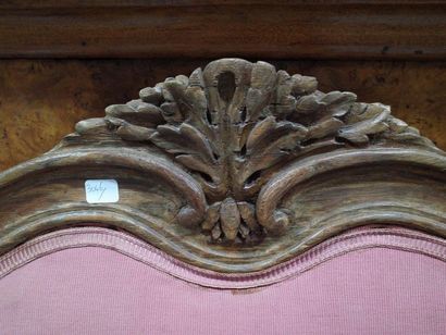 Un prie-dieu, une chaise Lorraine et un bois...