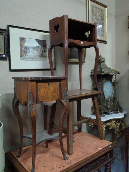 Deux tables de chevet de style Louis XV en...